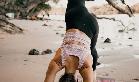 Atelier Accro yoga à la plage @agencelescoquettes